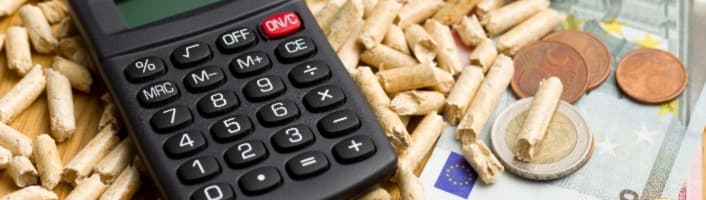 calculatrice entourée de pellets de bois