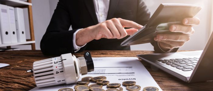 personne avec une calculette et un bouton de radiateur