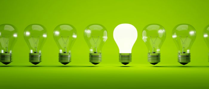 alignement d'ampoule dont une est allumée