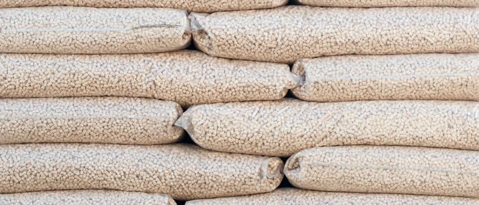 tas de sacs de pellets entassés