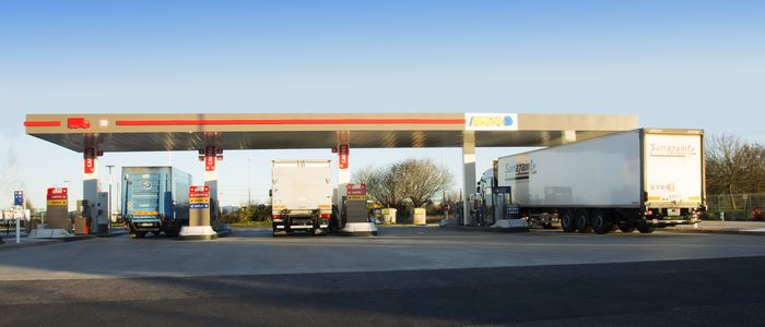 station à essence avec des camions garés