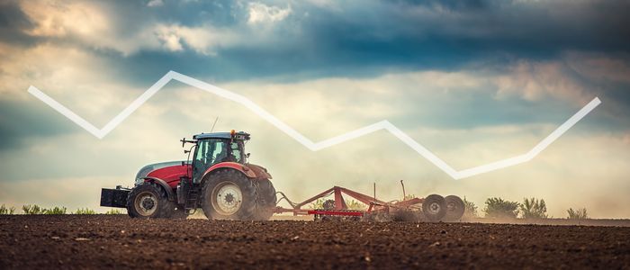 tracteur labourant un champs