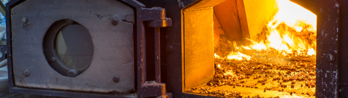 chaudière allumée avec sa porte ouverte