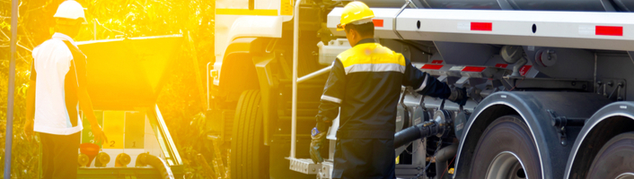 employés chargeant du fioul dans un camion