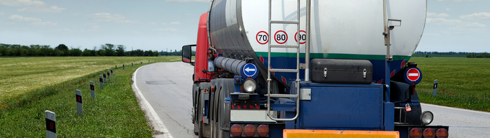 camion transporteur de fioul sur une route