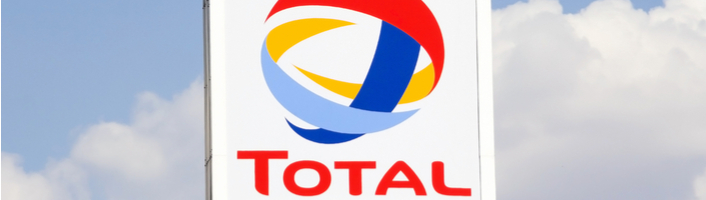 panneau avec le logo totalenergies