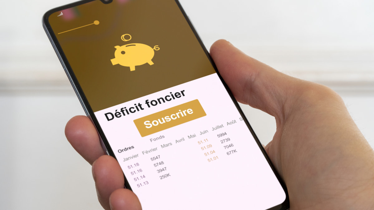 smartphone affichant souscrire et déficit foncier