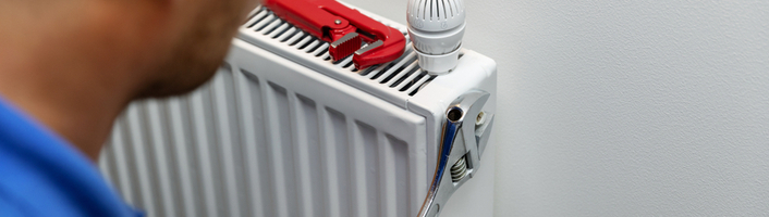technicien réparant un radiateur