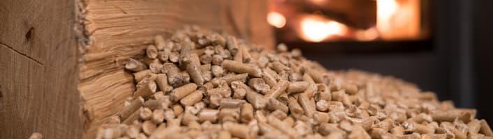 tas de pellets devant un poêle allumé