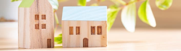miniature en bois de deux maisons