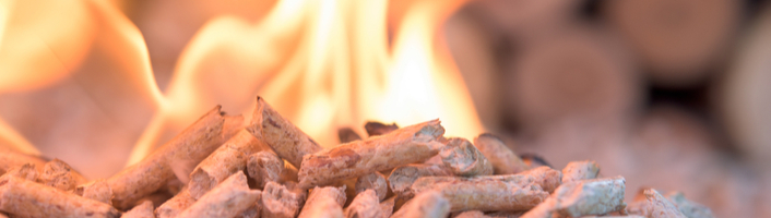 tas de pellets de bois enflammés