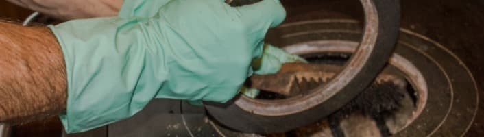 personne entretenant son appareil de chauffage