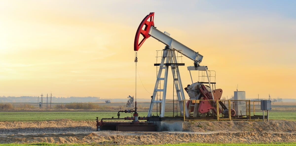 machine de forage pétrolier dans un champ