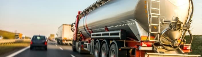 camion transporteur de fioul sur une route