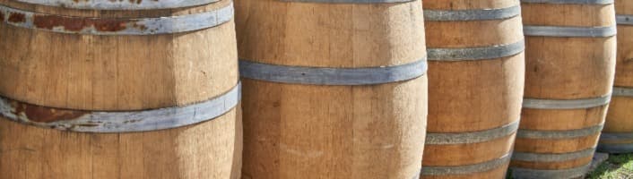 alignement de tonneaux en bois