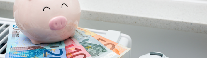 une tirelire cochon sur des billets d'euros