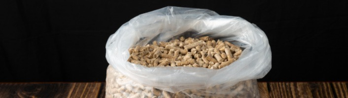 sachet en plastique de pellets de bois