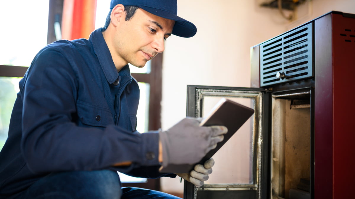 technicien faisant la révision d'un chauffage