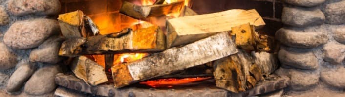 feu de bois dans une cheminée