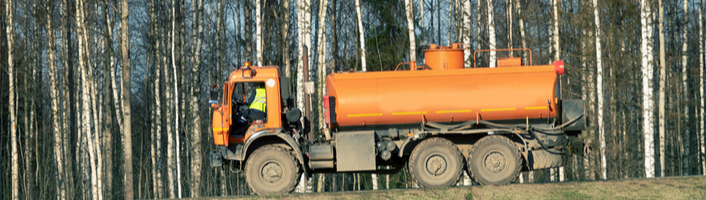 camion citerne dans une forêt