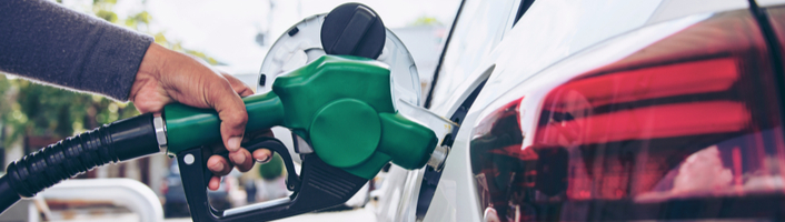 une personne faisant le plein de sa voiture en gasoil e85