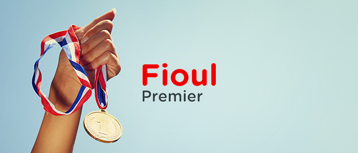 main tenant une médaille avec comme slogan fioul premier