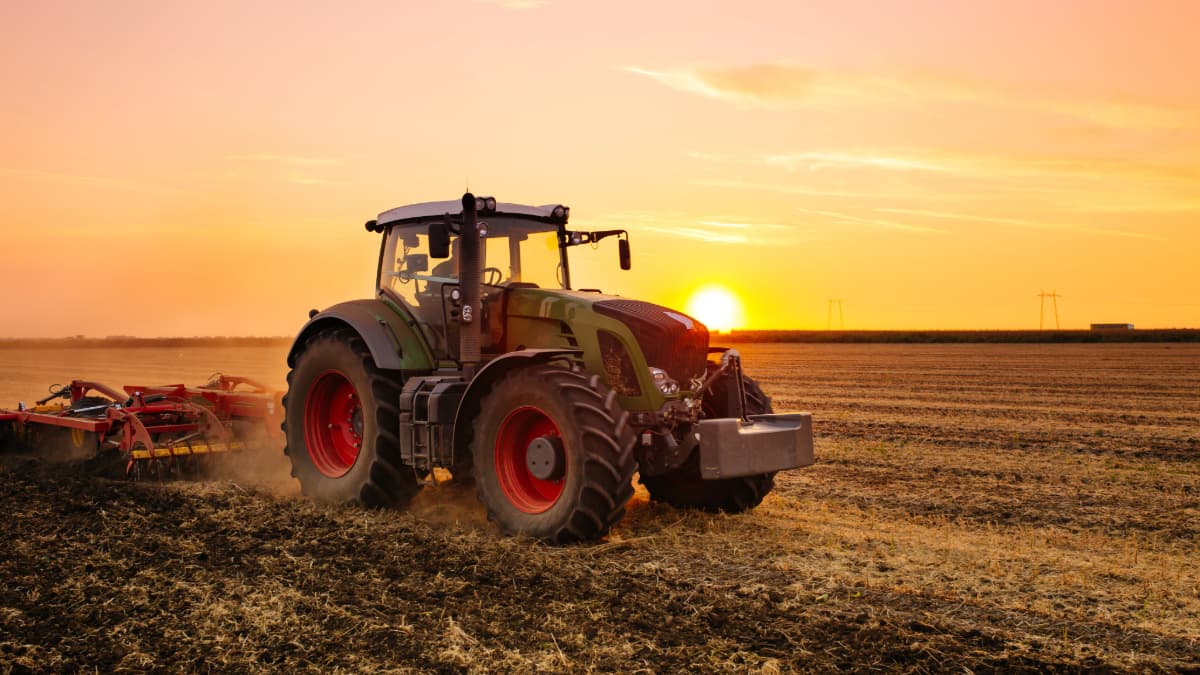 tracteur dans un champ