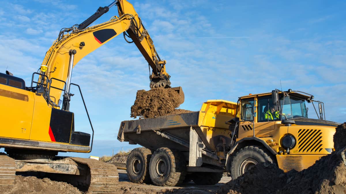 pelleteuse déversant dans un dumper