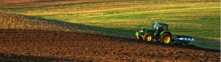 tracteur agricole labourant un champ