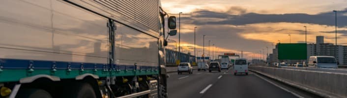 une autoroute avec du trafic