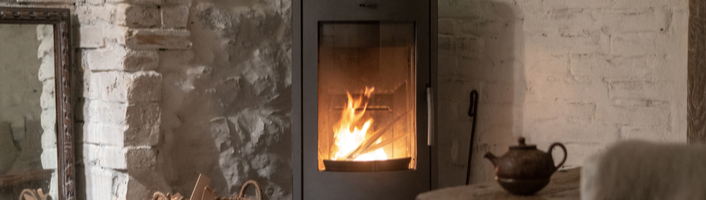 un insert à bois allumé