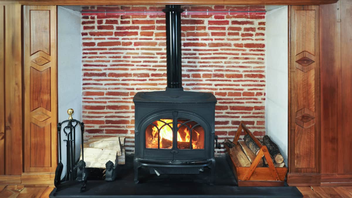 poêle à bois dans une cheminée