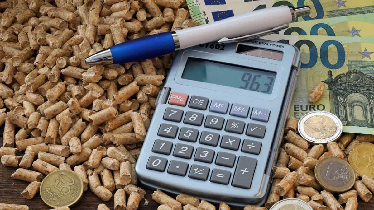 calculette stylo et billets dans du pellets