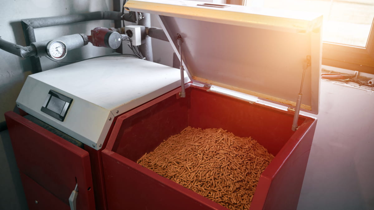 bac rouge de chaudière à bois remplis de pellets