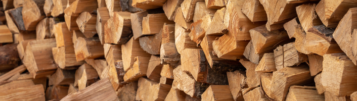 bûches de bois coupées et empilées
