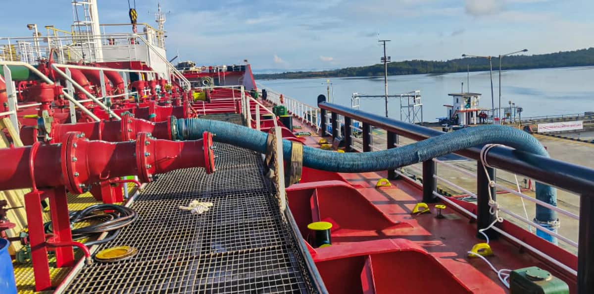bateau pétrolier et tuyau de déchargement