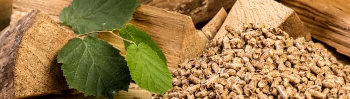 tas de pellets et bûches