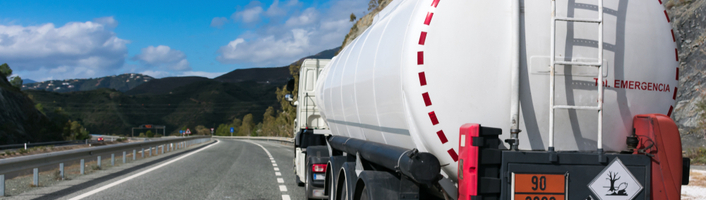 camion transporteur de fioul sur une route