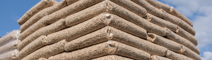 tas de sacs de pellets entassés