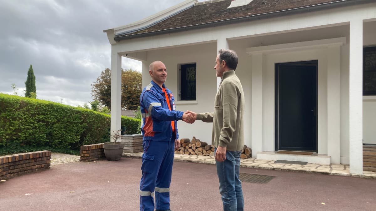 livreur de bois serrant la main au client