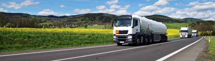 camion transporteur de fioul sur une route