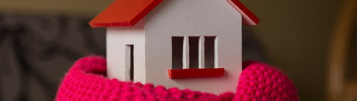maison miniature avec une écharpe