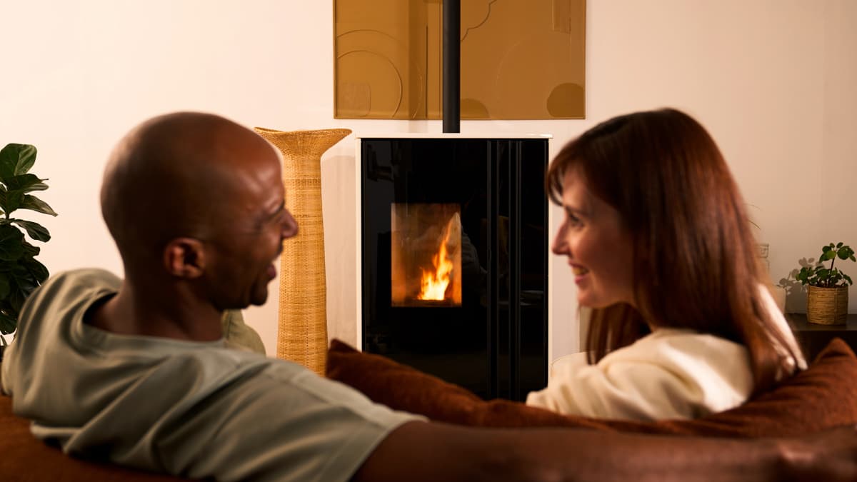 couple devant son poêle à granulés