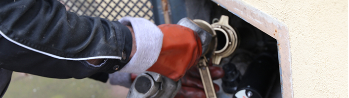 technicien nettoyant par extraction une cuve à fioul