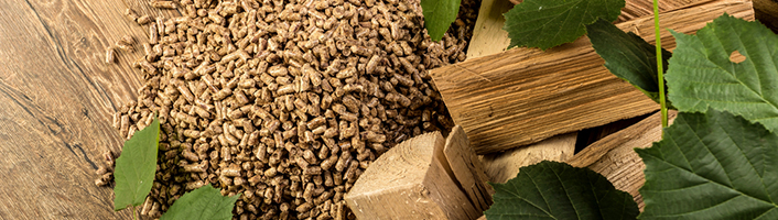 tas de pellets de bois et de feuilles vertes