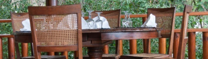 table dressée et chaises en bois