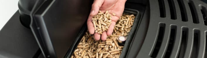 main ramassant une poignée de granules