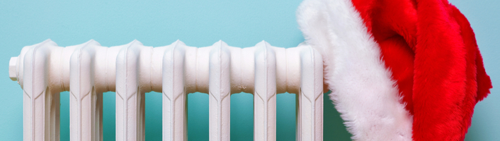 bonnet de noël sur un radiateur