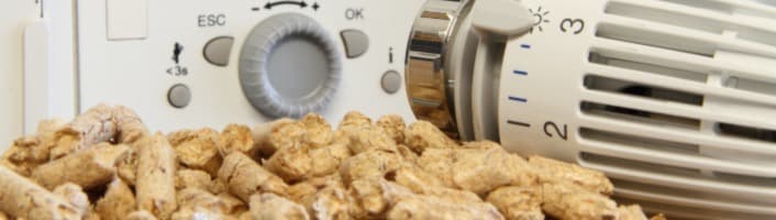 focus granulés de bois et une poignée de chauffage