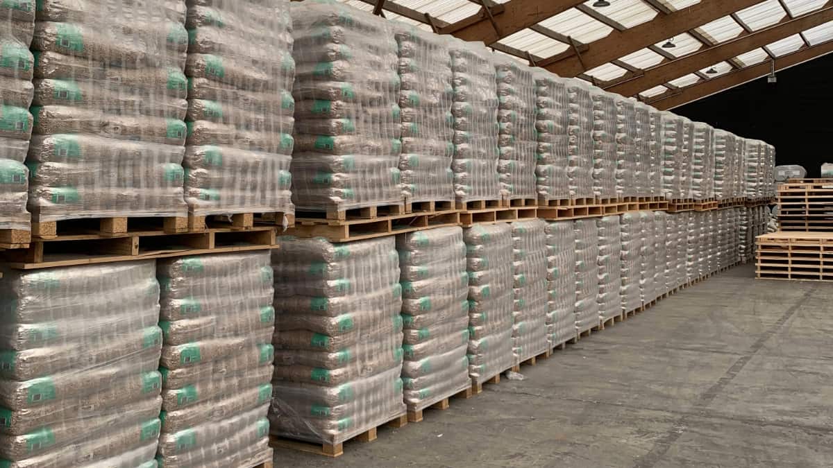 entrepôt rempli de sacs de pellets sur des palettes